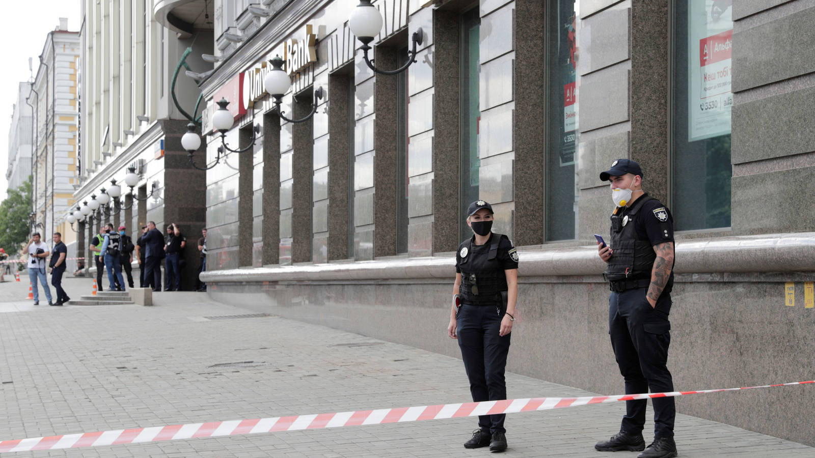 Κίεβο: Χειροπέδες σε άνδρα που απειλούσε να ανατινάξει τράπεζα – Κρατούσε όμηρο (φώτο – βίντεο)