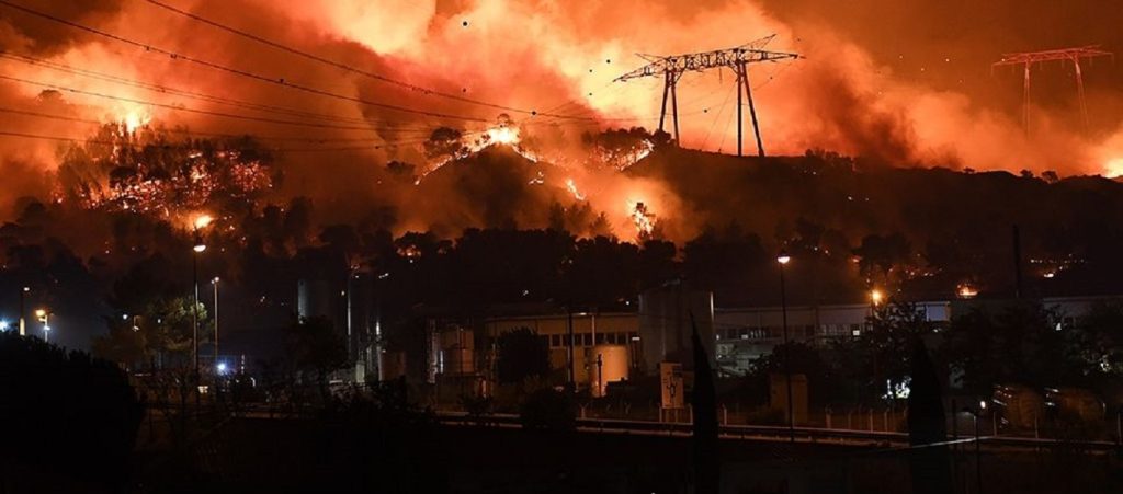 Φωτιά στη Μασσαλία: Επιχειρούν περισσότεροι από 1.000 πυροσβέστες (βίντεο)