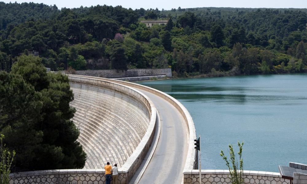 Εντυπωσιακά πλάνα από το φράγμα του Μαραθώνα από ψηλά! (βίντεο)