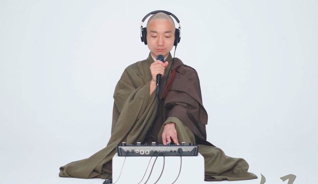 Βουδιστής μοναχός δημιουργεί μουσική με beatboxing για… διαλογισμό (βίντεο)
