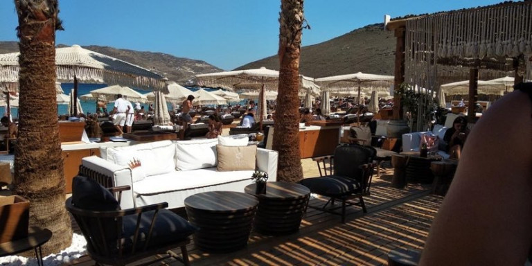 Με αποστάσεις και άδειες ξαπλώστρες η Μύκονος μετά τους ελέγχους-εφόδους του Μ.Χρυσοχοΐδη (φωτό)