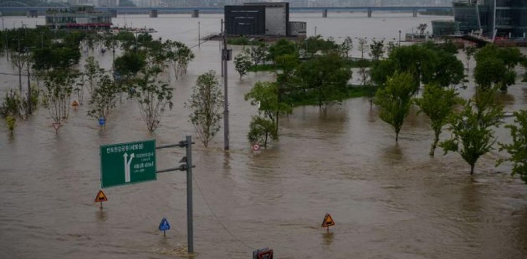 Νότια Κορέα: 13 άνθρωποι έχασαν τη ζωή τους και 13 αγνοούνται από τις φονικές πλημμύρες (βίντεο)