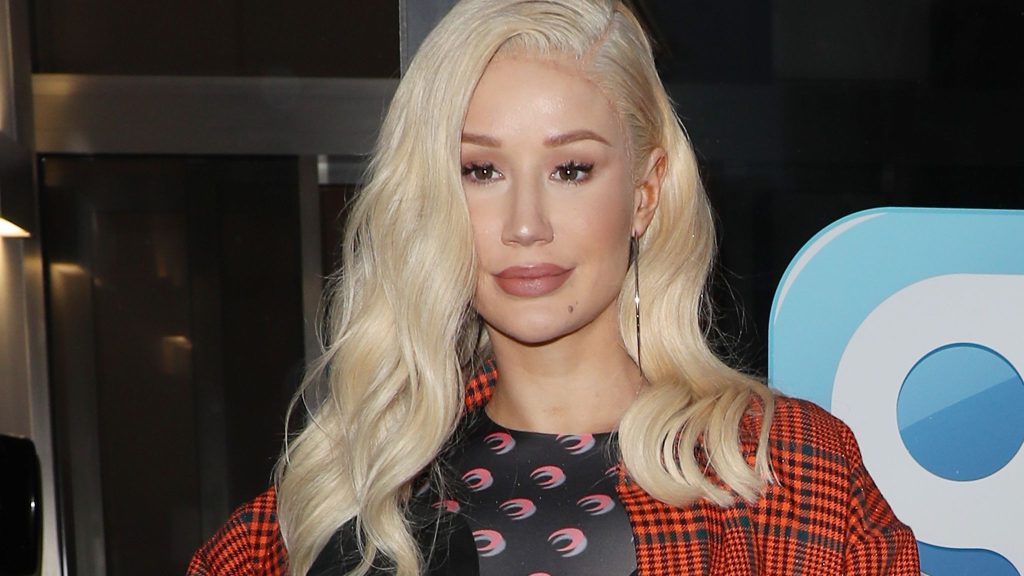 Η Iggy Azalea με μπλουζάκι που αφήνει… λίγα στην φαντασία (φώτο)