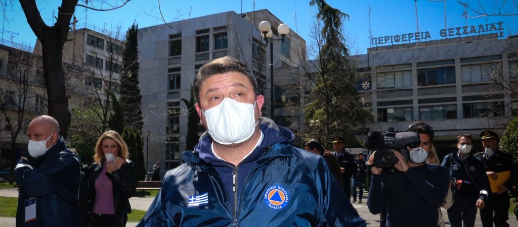 «Dettolμη και Γοητεία» για τον Ν.Χαρδαλιά – Με μάσκα και την οικογένειά του βρέθηκε στο Δελφινάριο