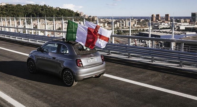 To ηλεκτρικό Fiat 500 εγκαινιάζει τη νέα γέφυρα San Giorgio στη Γένοβα