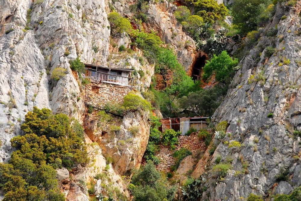 Άγιον Όρος: Εντυπωσιακές εικόνες με μοναχούς να μένουν σε σπίτια στην άκρη των γκρεμών (φώτο)