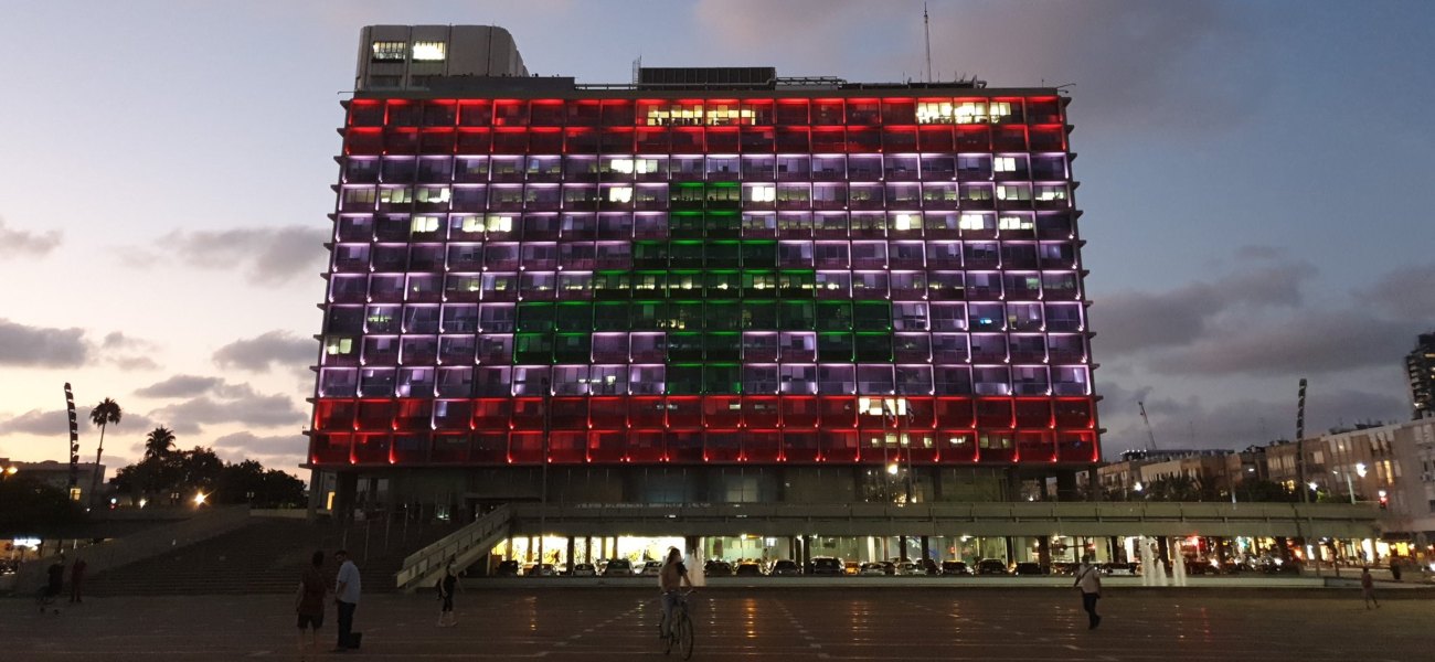 Ισραήλ: Στα χρώματα της σημαίας του Λιβάνου το δημαρχείο του Τελ Αβίβ