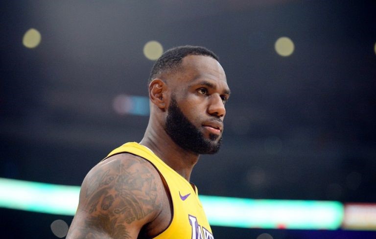 Λεμπρόν Τζέιμς: Φόρεσε τη νέα φανέλα της Λίβερπουλ (φωτό)