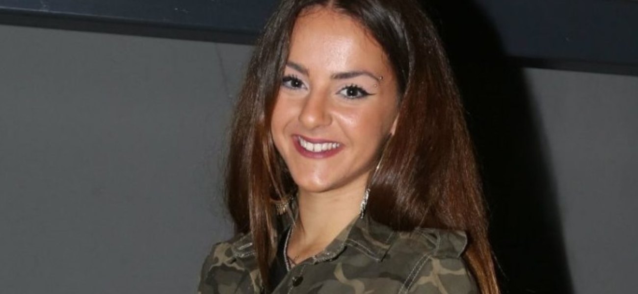 Η κόρη του Βλάση Μπονάτσου έγινε σερβιτόρα σε γνωστό bar – restaurant της Μυκόνου