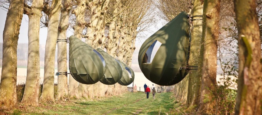 Διακοπές σε «κουκούλι» – Οι Βέλγοι κοιμούνται πλέον σε δέντρα (βίντεο-φώτο)
