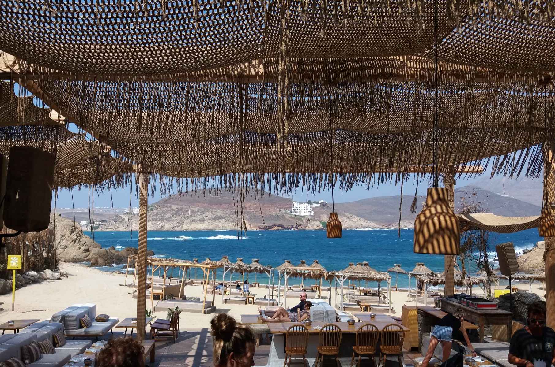 «Alemagou»: Επτά κρούσματα κορωνοϊού στο beach bar της Μυκόνου