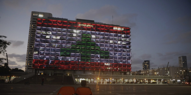Ισραήλ: Στα χρώματα της σημαίας του Λιβάνου το δημαρχείο του Τελ Αβίβ – «Η ανθρωπιά προηγείται των συγκρούσεων»