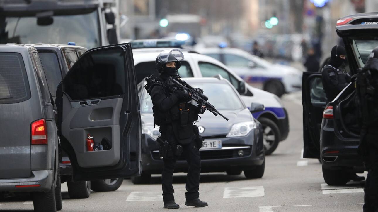 Γαλλία: Ο ένοπλος που κρατά ομήρους σε τράπεζα εικάζεται ότι έχει ισλαμιστικούς δεσμούς