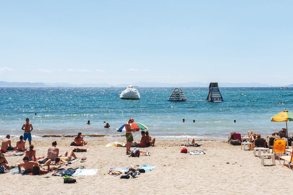 Αττική: Σε αυτές τις παραλίες απαγορεύεται το μπάνιο