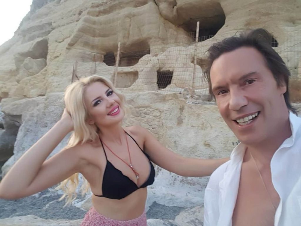 «Κρουαζιέρα θα σε πάω»: Στράτος Τζώρτζογλου και Σοφία Μαριόλα έκαναν το γύρο της Σαντορίνης (φώτο)