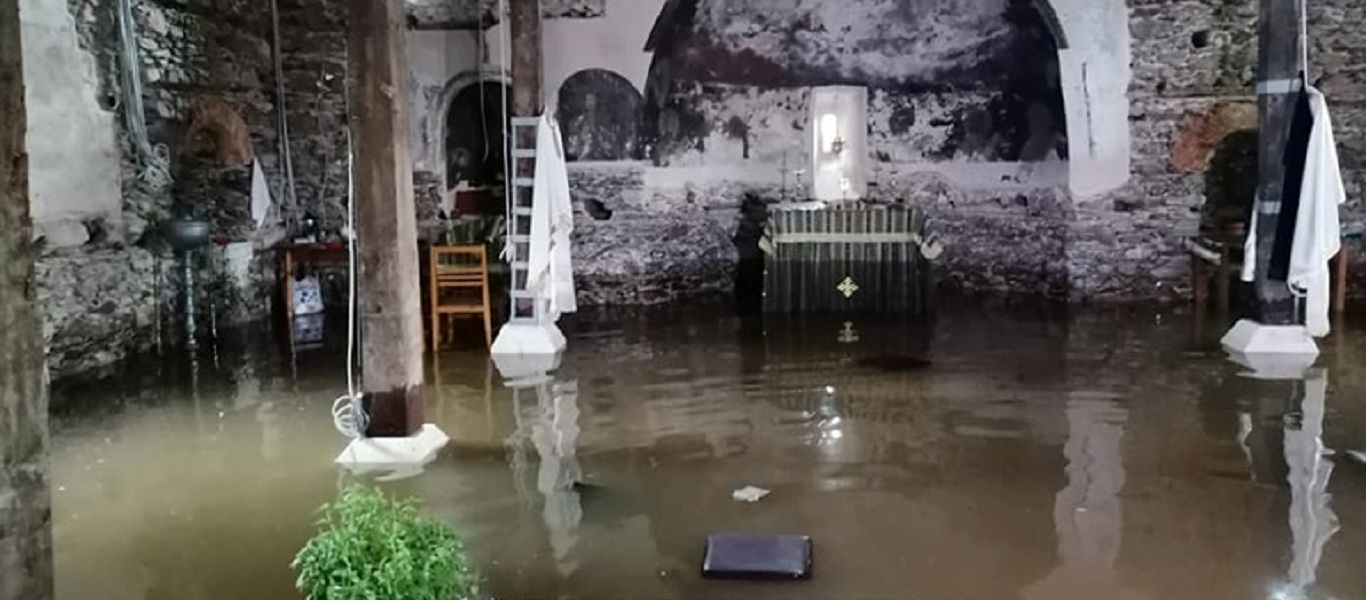 Λαγκαδάς: Πλημμύρισε ο Άγιος Αθανάσιος – Σώθηκαν μόνο οι εικόνες (βίντεο-φωτό)