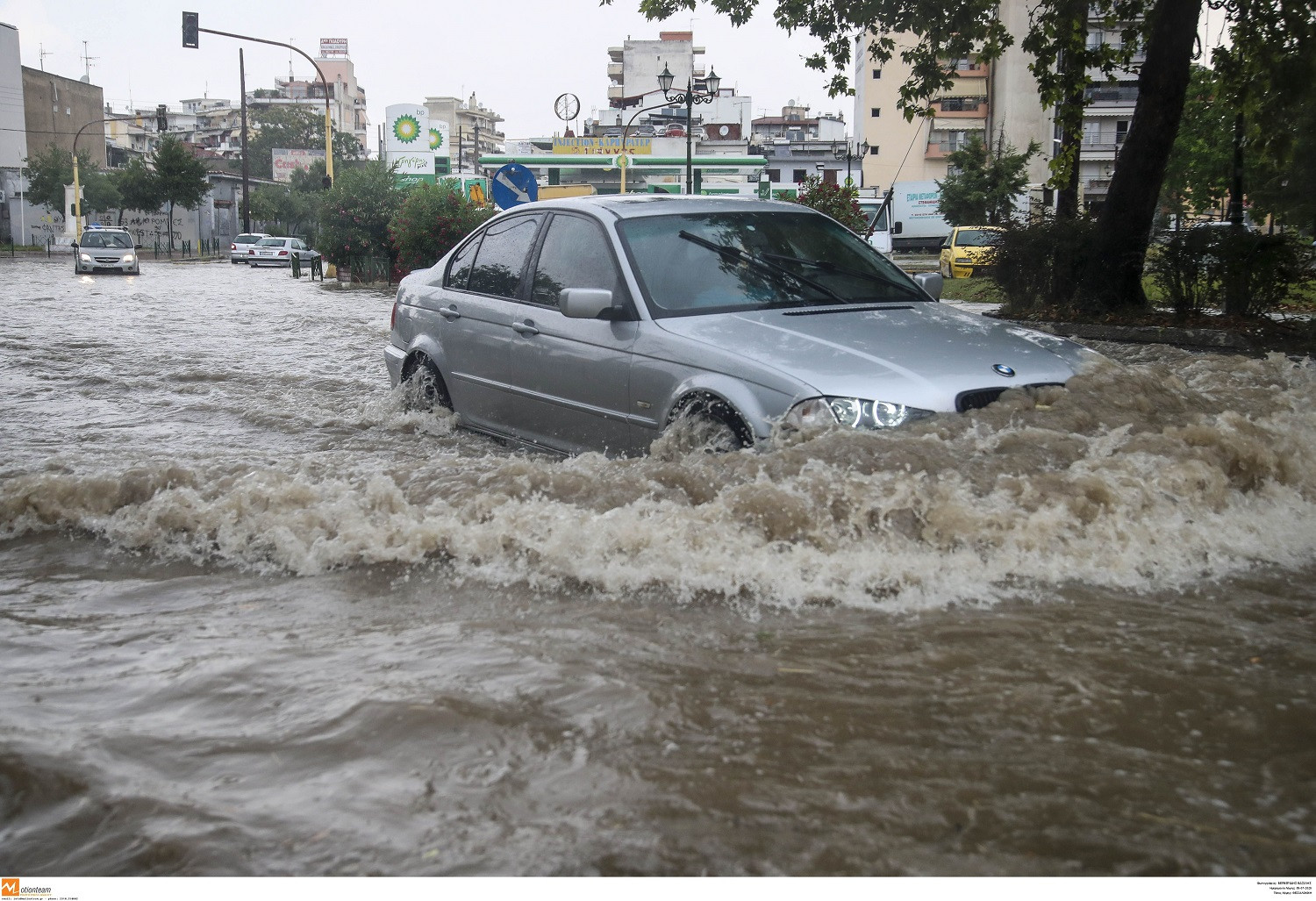 Θεσσαλονίκη: Πλημμύρισε ο Λαγκαδάς – Εγκλωβίστηκαν στα σπίτια τους οι κάτοικοι (φώτο)