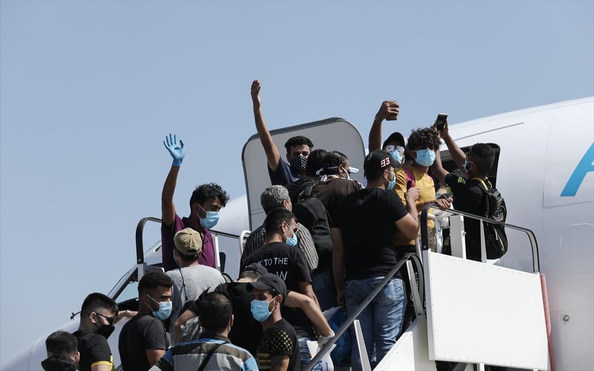 Επέστρεψαν στην πατρίδα τους 134 Ιρακινοί – Ν.Μηταράκης: «Η μεγαλύτερη επιστροφή που έχει κάνει ποτέ η Ελλάδα» (βίντεο)