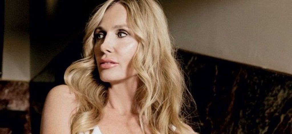 Η Κ.Γιατζόγλου κυκλοφορεί topless στην παραλία και προκαλεί…«σεισμό» (βίντεο)