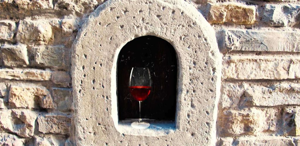 Η Ιταλία επαναφέρει τα μεσαιωνικά «παράθυρα κρασιού»  (βίντεο)