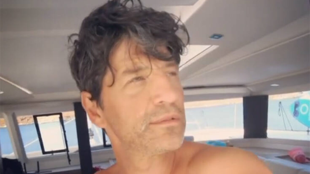 Ο Σάκης Ρουβάς μόλις ξύπνησε.. και με σάλια στο πρόσωπο βουτά στη θάλασσα (βίντεο)