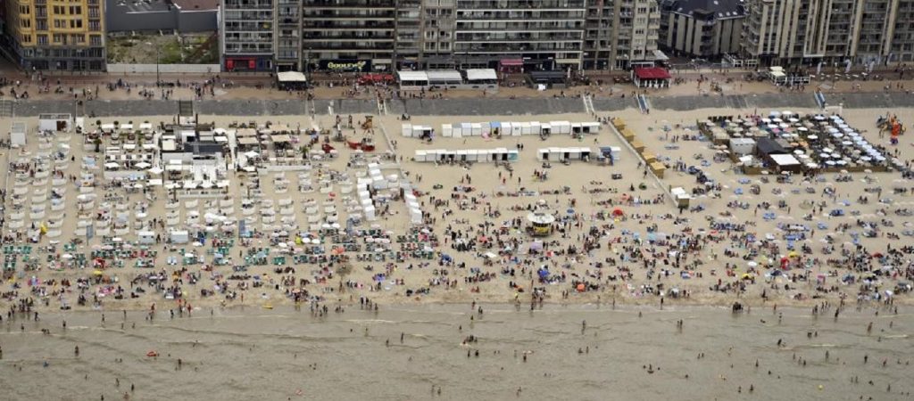 Βέλγιο: Λουόμενοι και αστυνομικοί «πιάστηκαν» στα χέρια λόγω συνωστισμού (βίντεο)