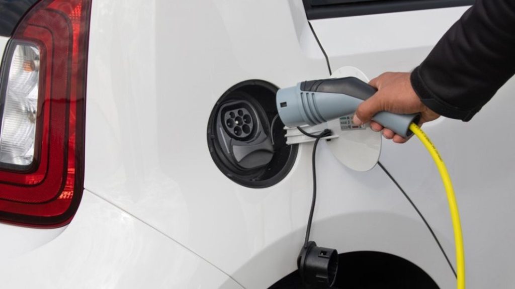 Ηλεκτρικά αυτοκίνητα: «Άνοιξε» το πρόγραμμα επιδοτήσεων