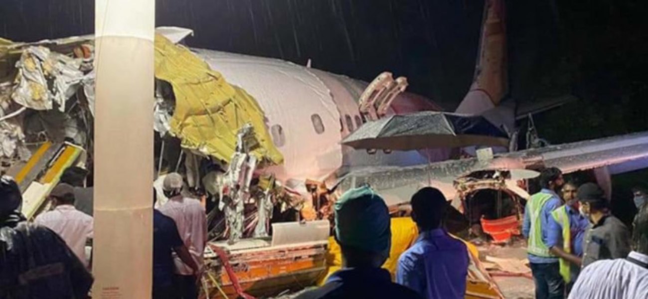 Τραγωδία στην Ινδία: Έφτασαν τους 18 οι νεκροί από την σύγκρουση του αεροσκάφους (βίντεο)