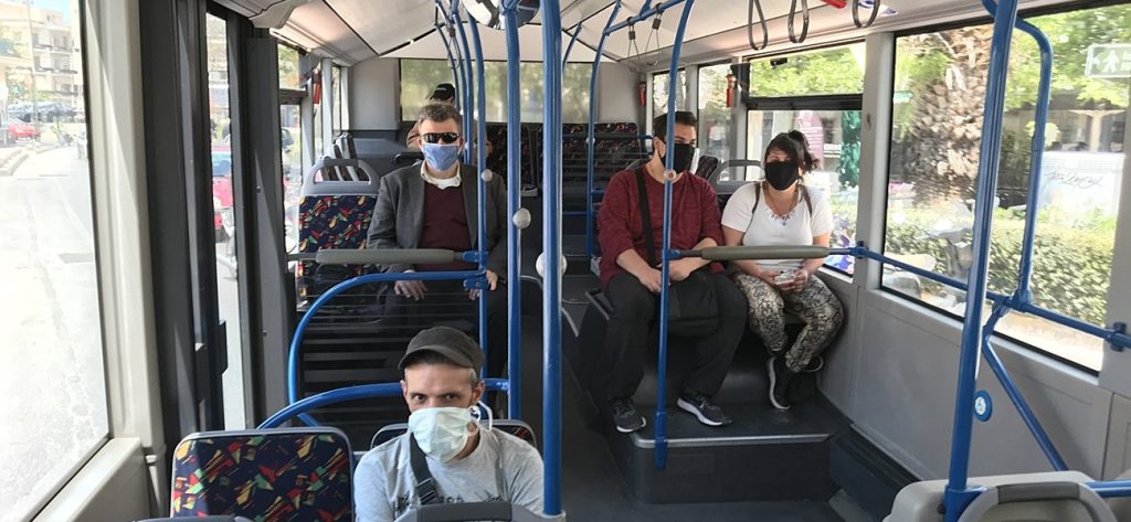 Έφτασαν τις 404 οι παραβάσεις για την μη χρήση μάσκας σε ΜΜΜ και καταστήματα