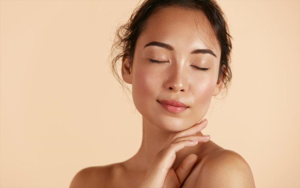 Θέλετε να «φρενάρετε» τις ρυτίδες; – Να τι πρέπει να κάνετε πριν κοιμηθείτε