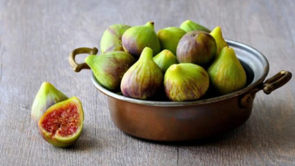 Αυτοί είναι οι λόγοι που πρέπει να τρώμε σύκα – Πως να τα καθαρίζουμε (βίντεο)