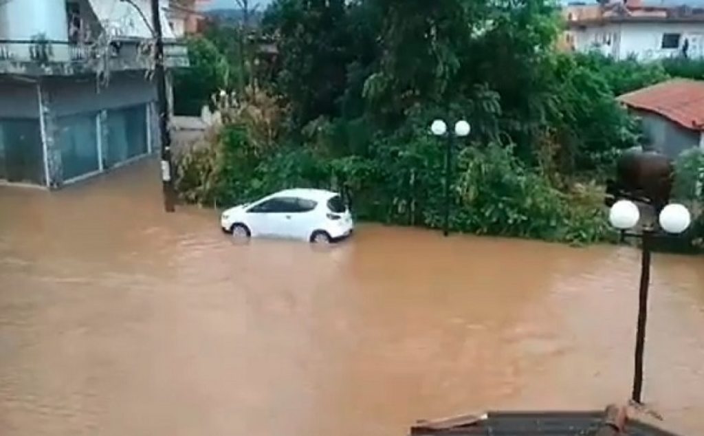 Στα δύο «κόπηκε» η Εύβοια – Διακόπηκε η κυκλοφορία σε γέφυρα