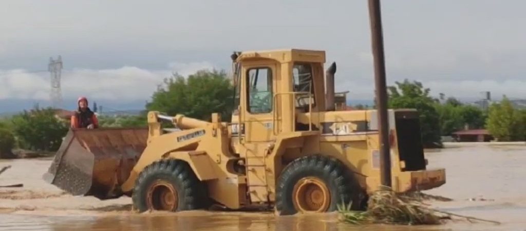 Επιστρατεύτηκαν μέχρι και μπουλντόζες για τις διασώσεις στην Εύβοια (βίντεο)