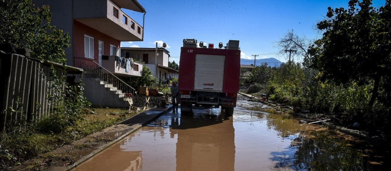 Εύβοια: Με λέμβους και ελικόπτερα επιχειρεί το ΕΚΑΒ μετά την υπερχείλιση του ποταμού Λήλαντα