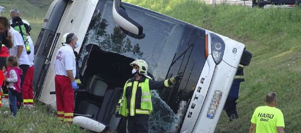 Ουγγαρία: Ένας νεκρός και δεκάδες τραυματίας από ανατροπή πούλμαν (φώτο)