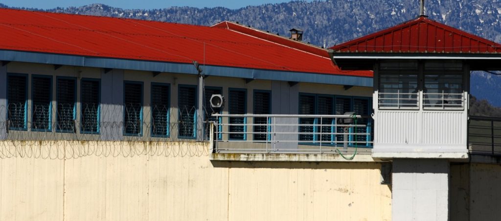 Τρίκαλα: Όπλα και ναρκωτικά βρέθηκαν στις φυλακές