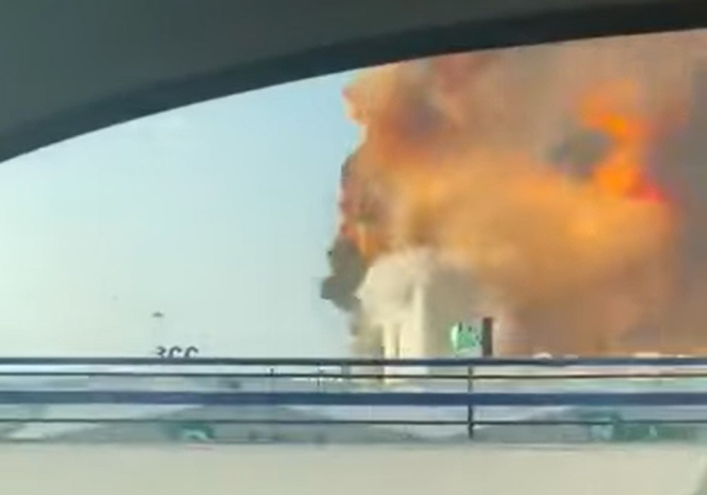 Βηρυτός: Πώς το ωστικό κύμα της έκρηξης κατέστρεψε αυτοκίνητα καθ’ οδόν! (βίντεο)
