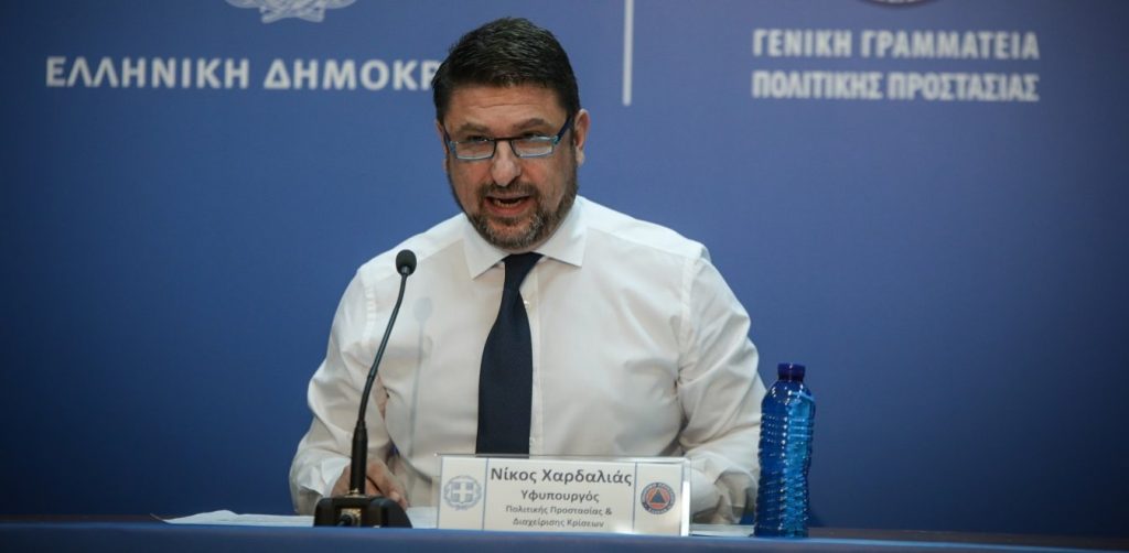 «Δείτε τα δάχτυλά του»: Το πρωτοσέλιδο – έπος για τον Νίκο Χαρδαλιά που τερμάτισε τη συνωμοσιολογία (φώτο)