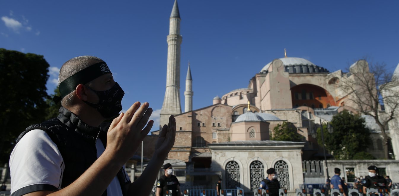 «Βόμβα» από Τούρκο υπεύθυνο υγείας: «Χιλιάδες μολύνθηκαν από κορωνοϊό μετά την μετατροπή της Αγίας Σοφίας σε τζαμί»