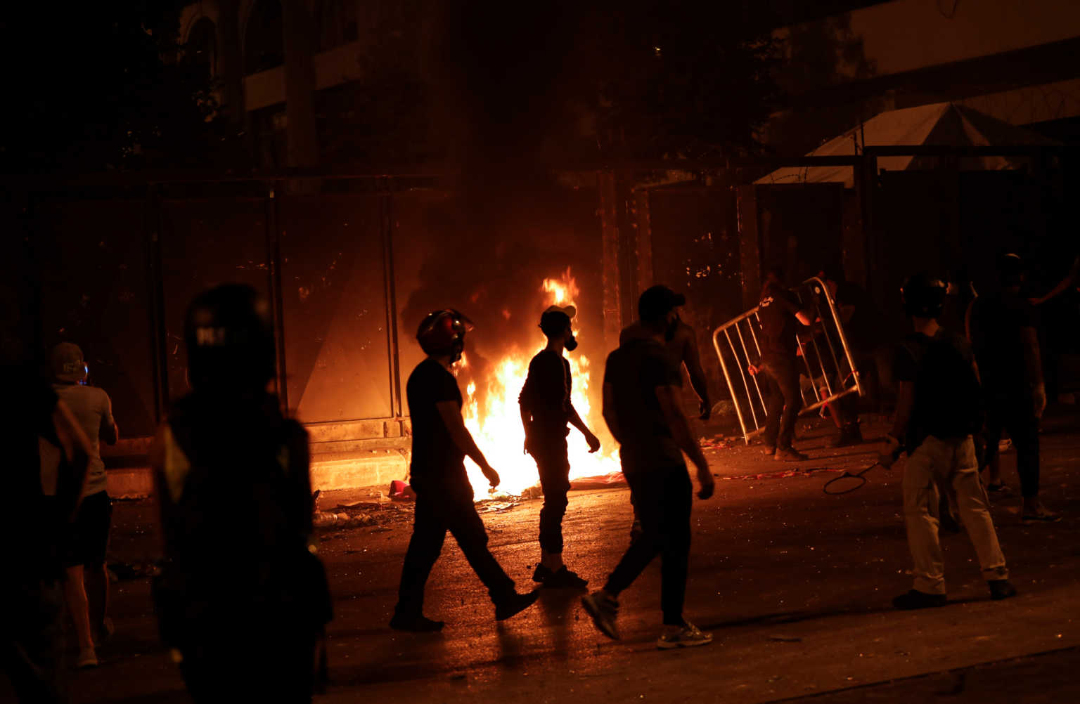 Στις «φλόγες» η Βηρυτός – Αντιμέτωπες με την οργή του κόσμου οι αρχές (φώτο)