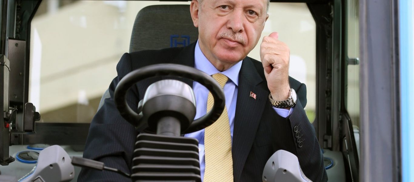 Ο Ερντογάν ανέβηκε σε…  εκσκαφέα: Δοκίμασε τον πρώτο ηλεκτροκίνητο που κατασκεύασε τουρκική εταιρεία