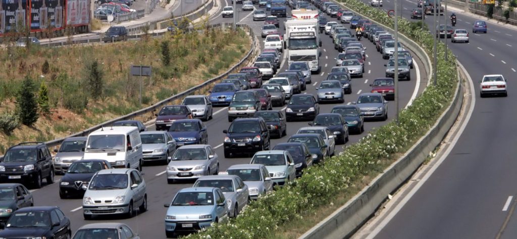 Προβλήματα κυκλοφορίας στην εθνική οδό Θεσσαλονίκης – Μουδανιών λόγω πτώσης δέντρου (βίντεο)