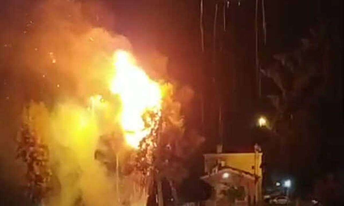 Εύβοια: Η στιγμή που κεραυνός χτυπά δέντρο στη Χαλκίδα (βίντεο)