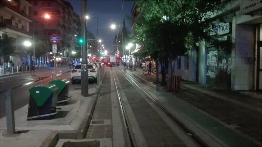 Συναγερμός στον Πειραιά: Αυτοκίνητο τυλίχθηκε στις φλόγες λόγω βλάβης (φώτο)