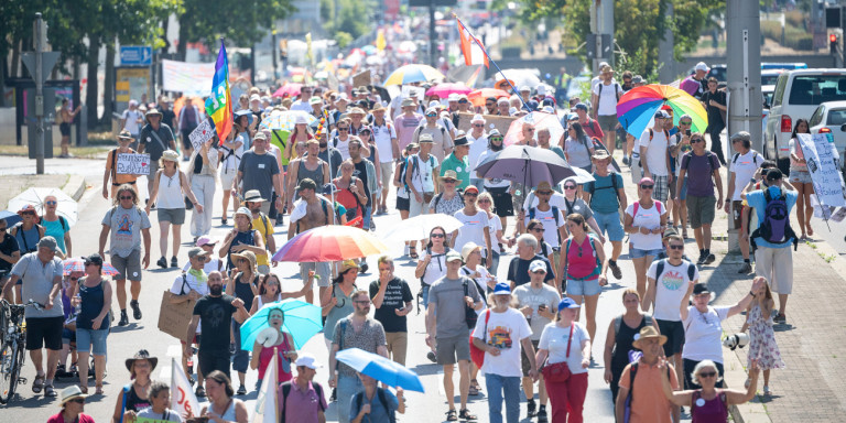 Και πάλι χιλιάδες διαδηλωτές στην Γερμανία κατά των περιορισμών: «Ελευθερία – ελευθερία»