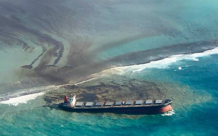 Μαυρίκιος: Εικόνες οικολογικής καταστροφής από το τάνκερ που προσάραξε σε ύφαλο (φώτο)