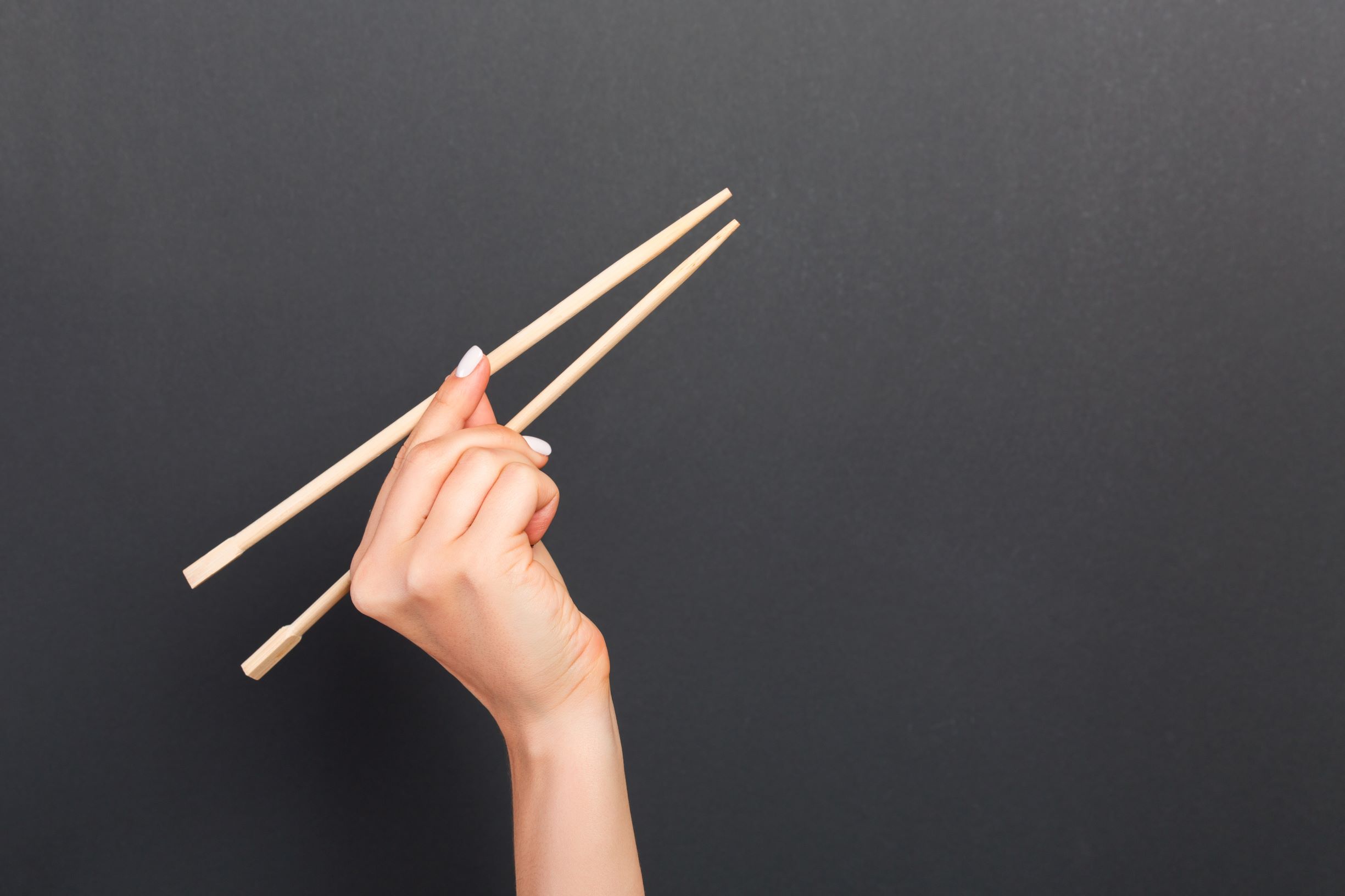 Μόνο στην Αγγλία αυτά: Ιερέας δίνει τη Θεία Κοινωνία με… chopsticks (φωτό)