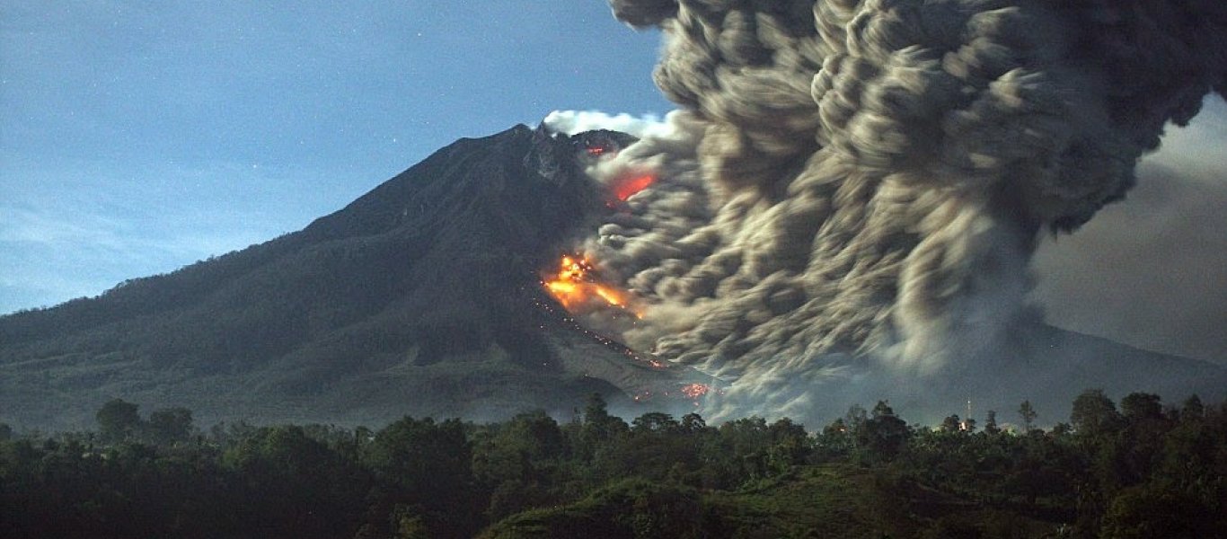 Ινδονησία: Τεράστια έκρηξη στο ηφαίστειο του όρους Σιναμπούνγκ – Ξεπέρασε τα πέντε χιλιόμετρα η τέφρα (βίντεο)