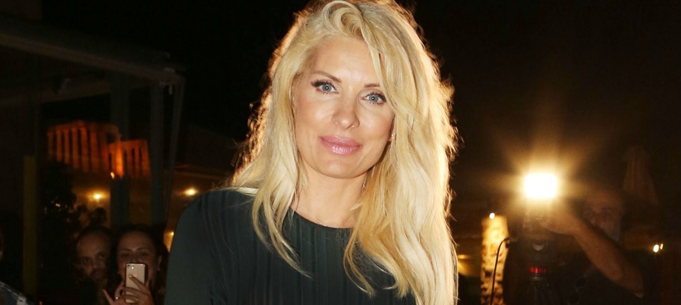 Ελένη Μενεγάκη: Απολαμβάνει το γαλάζιο του Αιγαίου στον μικρό επίγειο παράδεισο της (φωτό)