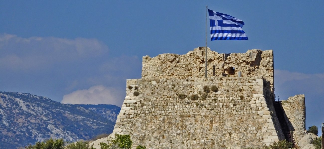Καστελόριζο: Κυματίζει η ελληνική σημαία ακόμη και στο πιο απομακρυσμένο σημείο της χώρας